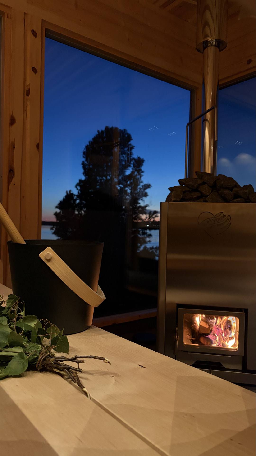 Flammes dans le poêle à bois du sauna Ahti