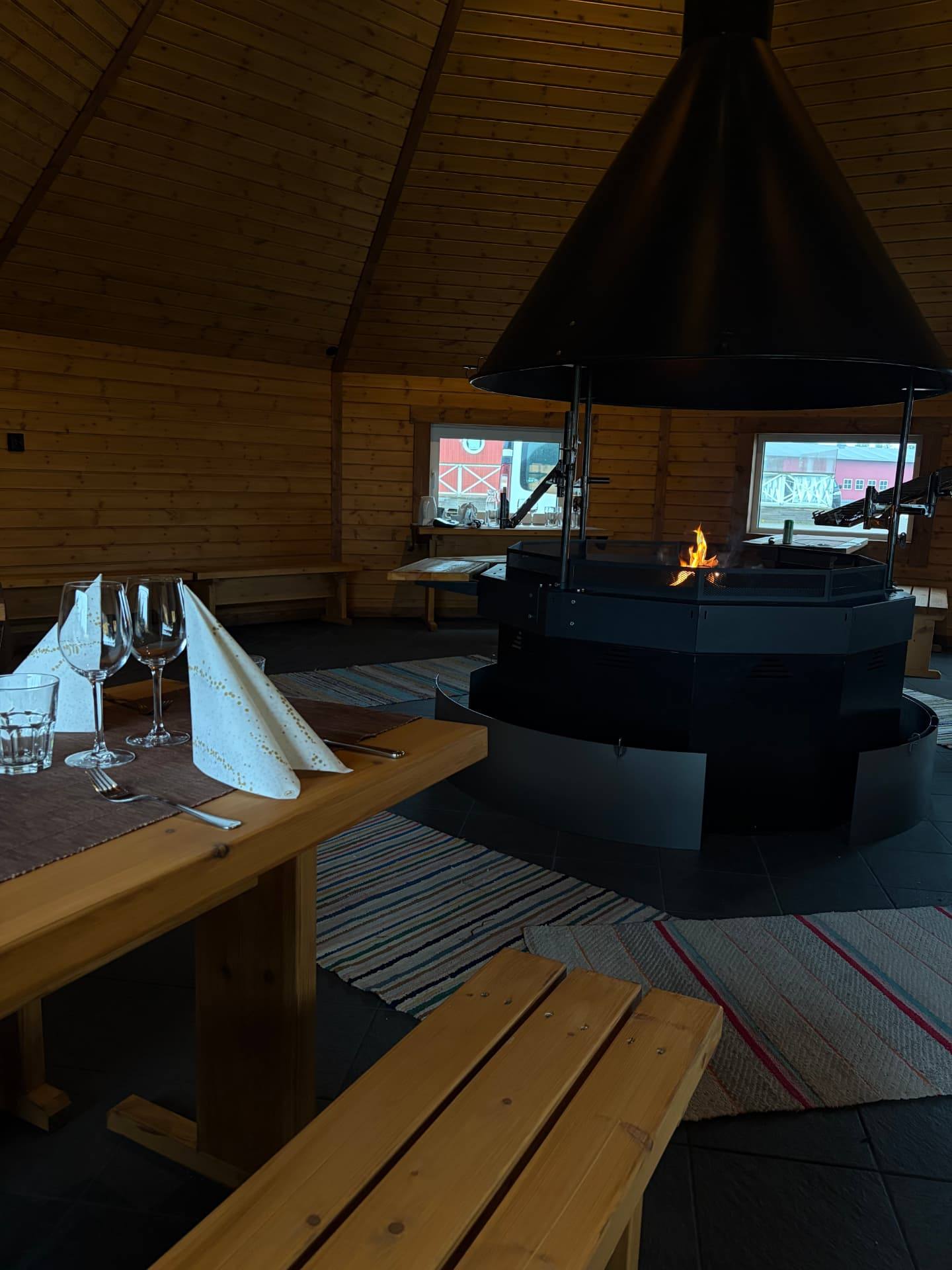 Le foyer du kota et les tables dressées