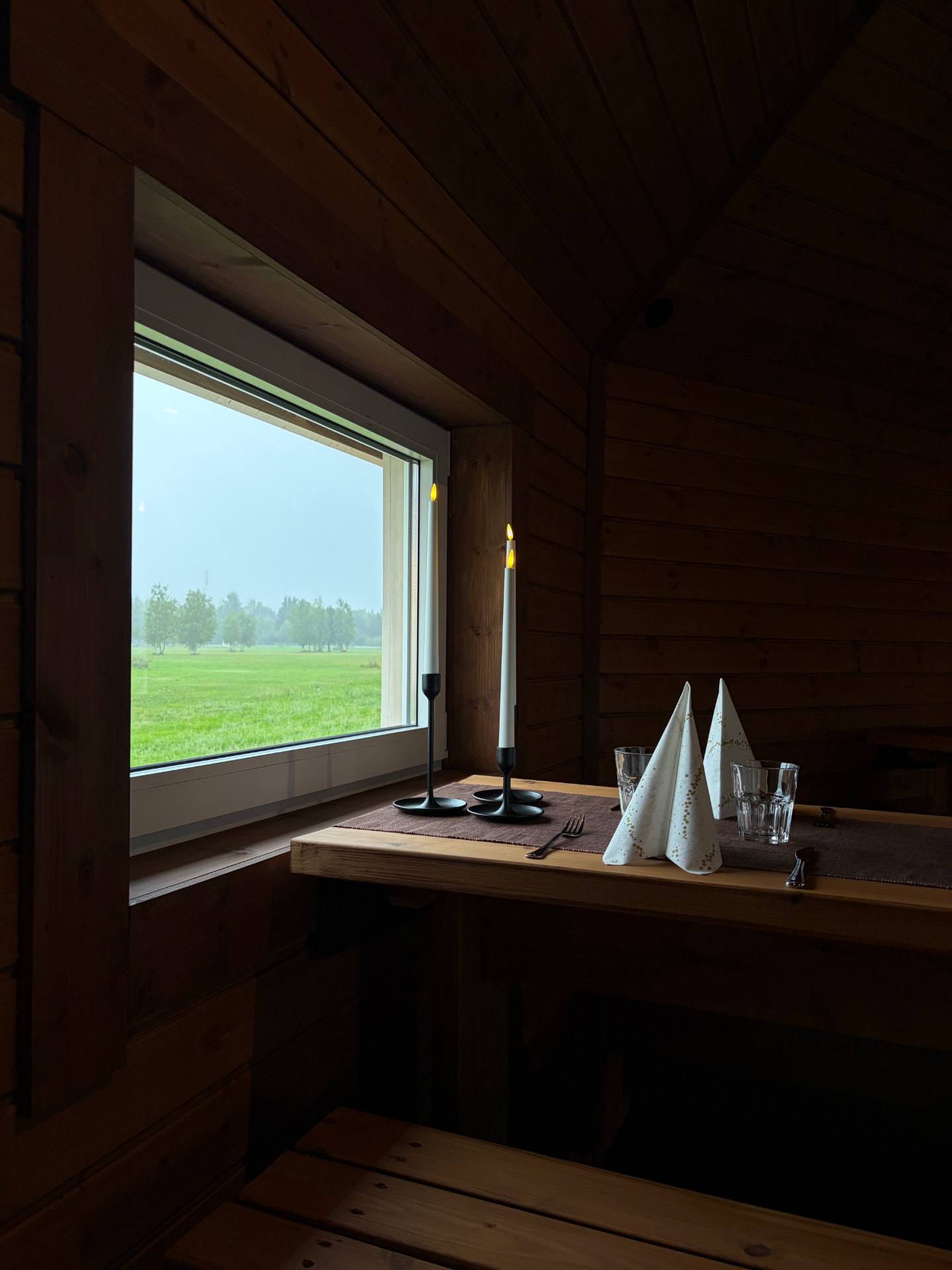 Table près de la fenêtre avec bougies et vue