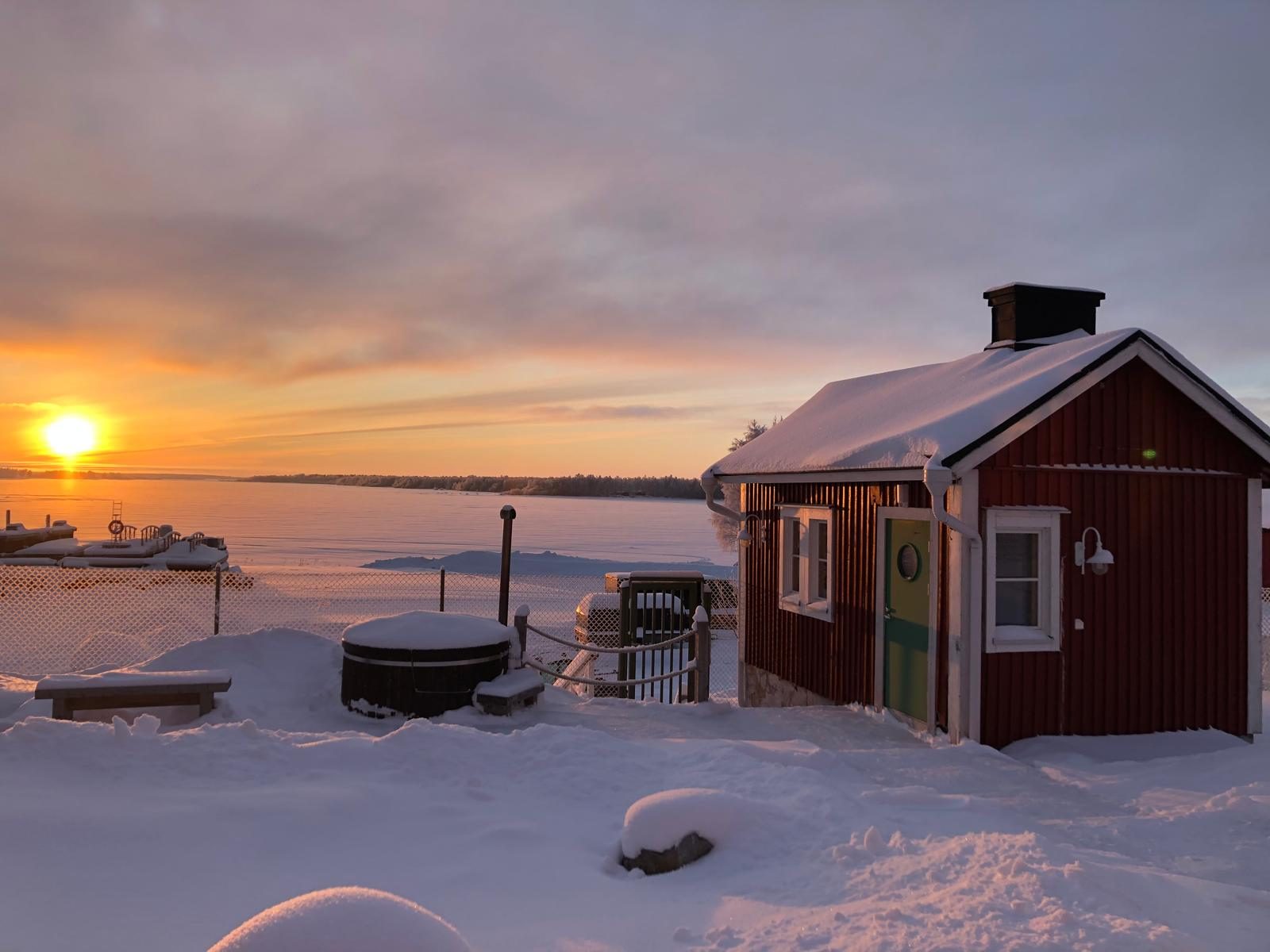 Auringonlasku Merisaunan ja paljun yllä talvella