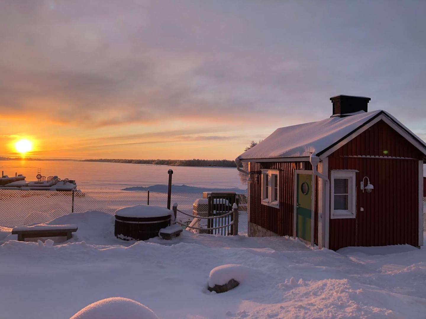 Sunset over the Merisauna and tub in winter